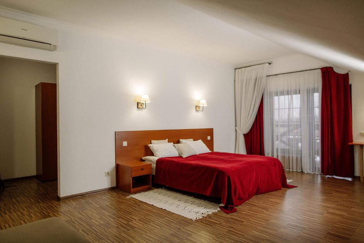 Veselyj Zajets Hotel Pirnove Exterior photo